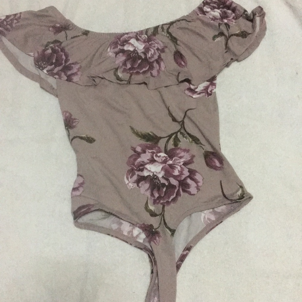 Off the shoulders floral bodysuit 😍😍💕